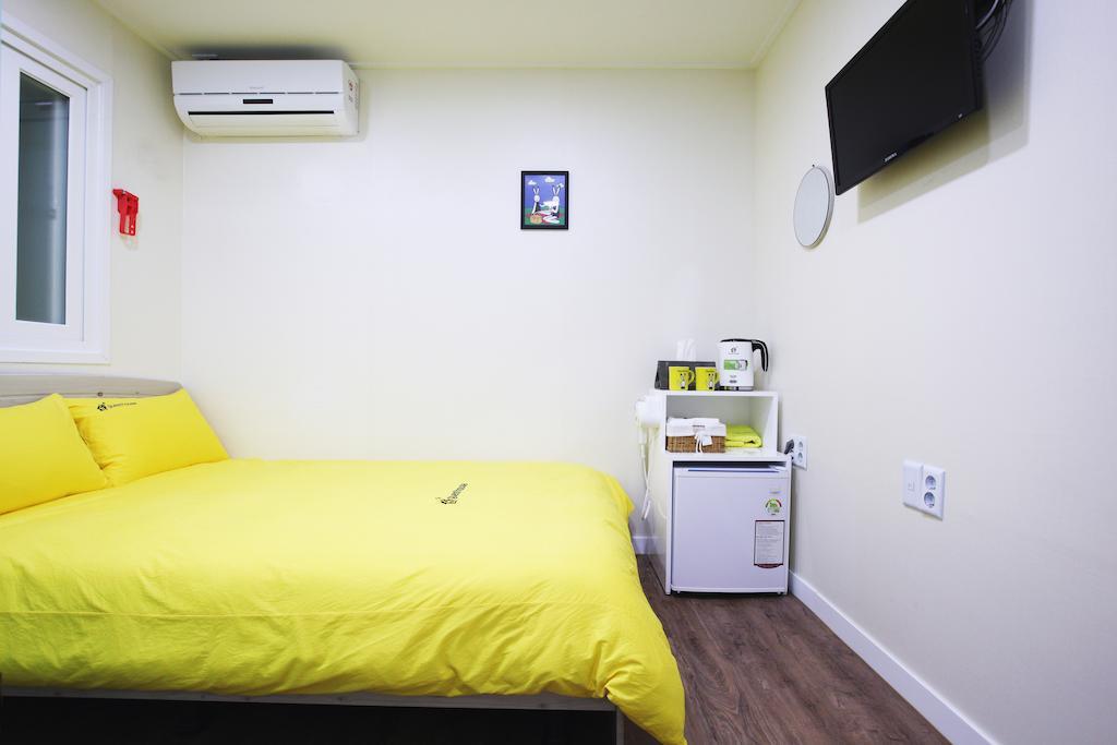 24 Guesthouse Myeongdong Avenue Сеул Стая снимка