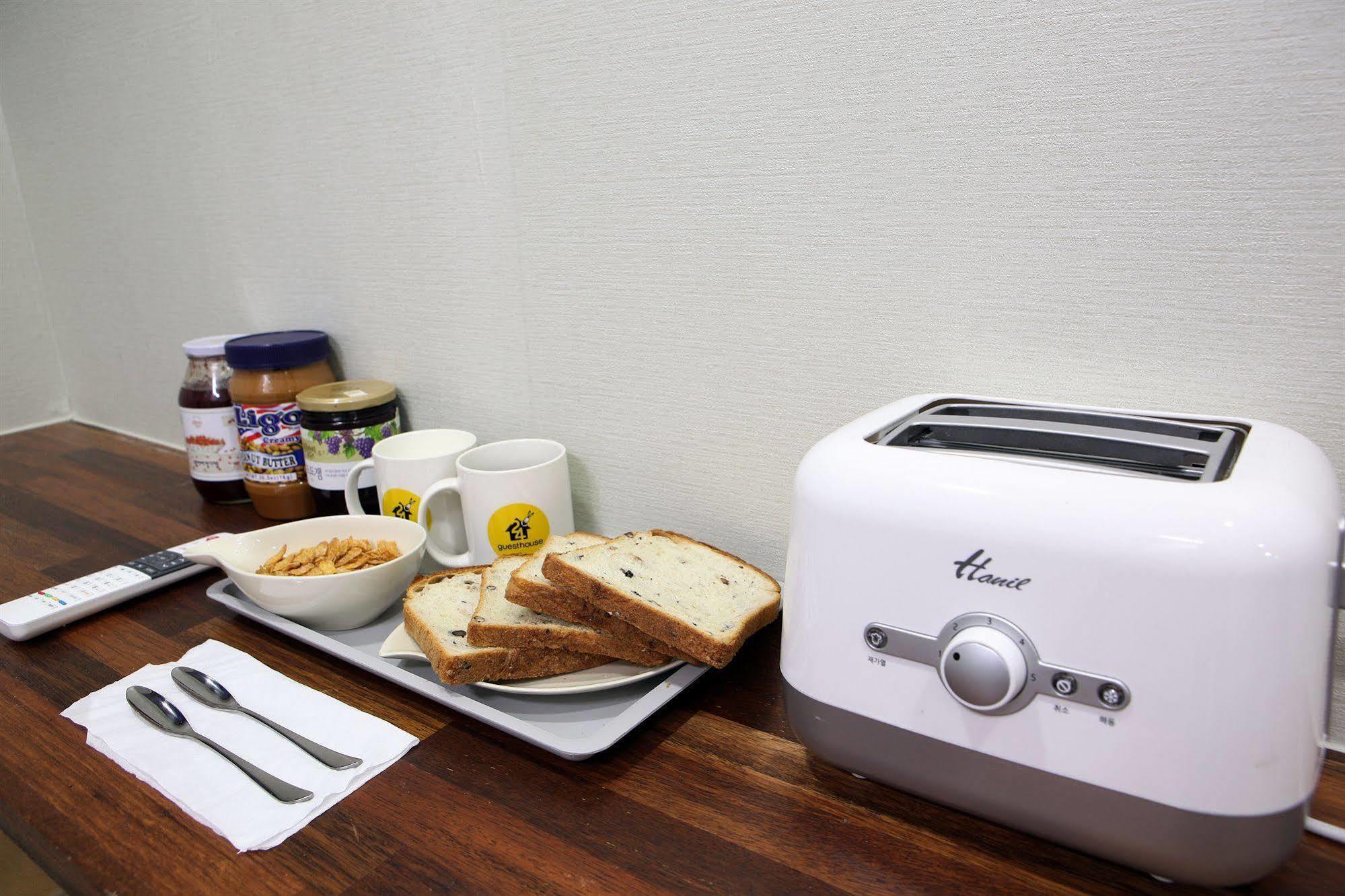 24 Guesthouse Myeongdong Avenue Сеул Екстериор снимка