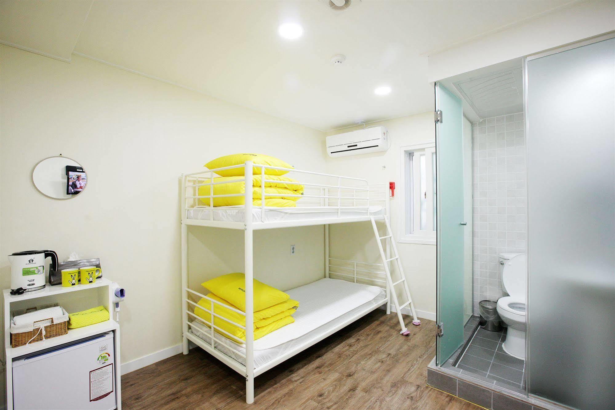 24 Guesthouse Myeongdong Avenue Сеул Екстериор снимка