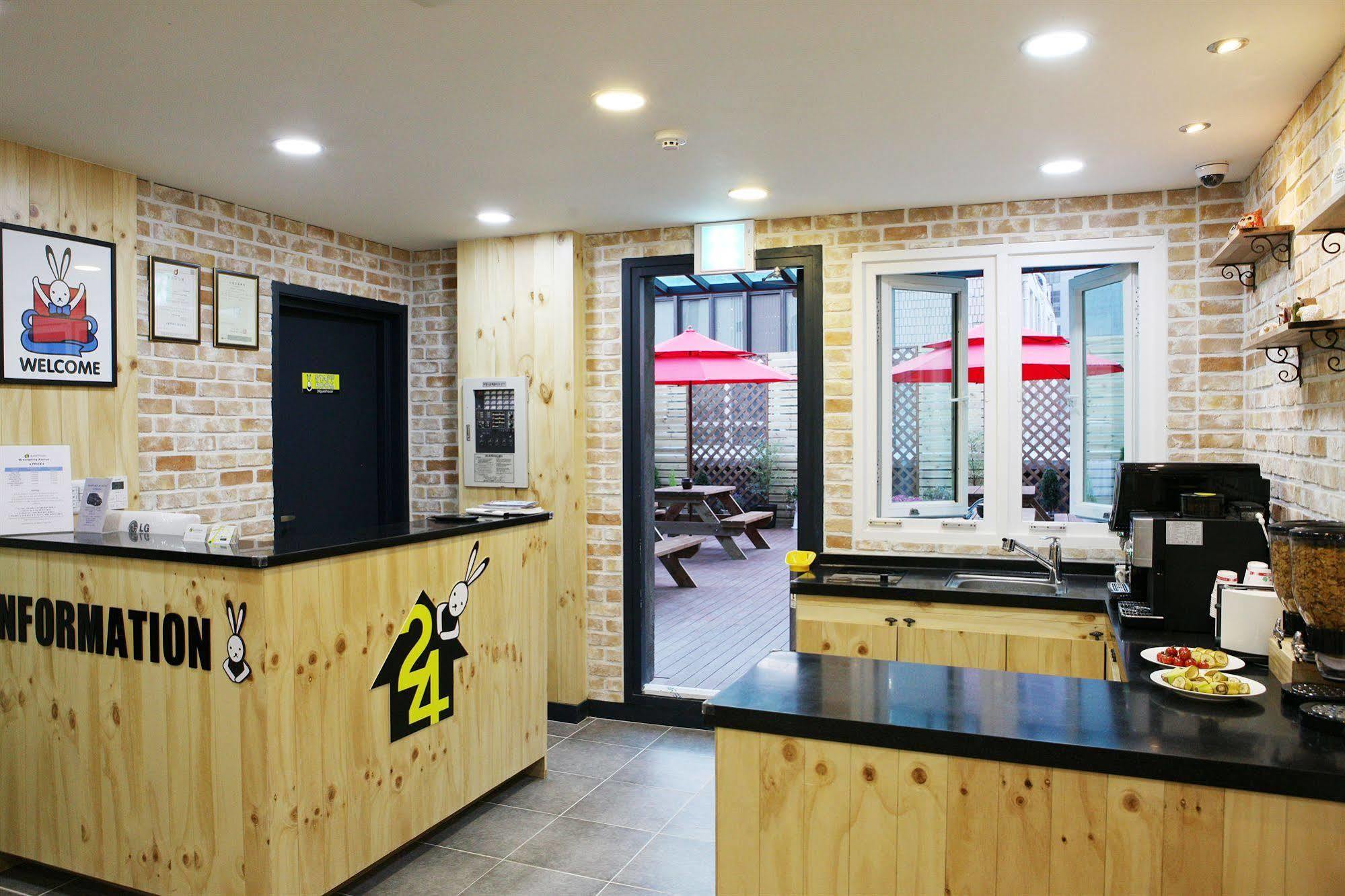 24 Guesthouse Myeongdong Avenue Сеул Екстериор снимка